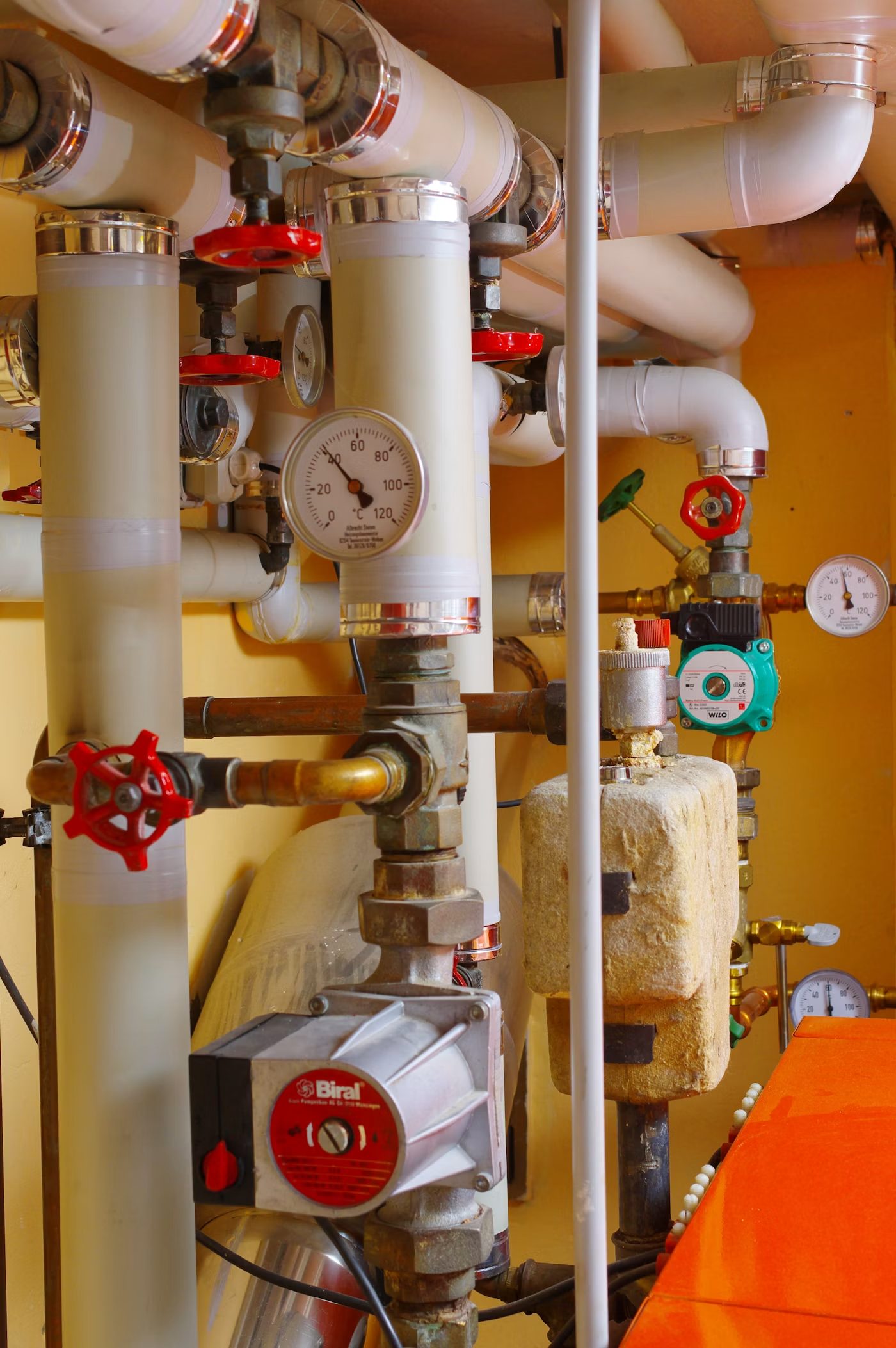 Heizungsanlage mit Rohrleitungen, Pumpen und Manometern